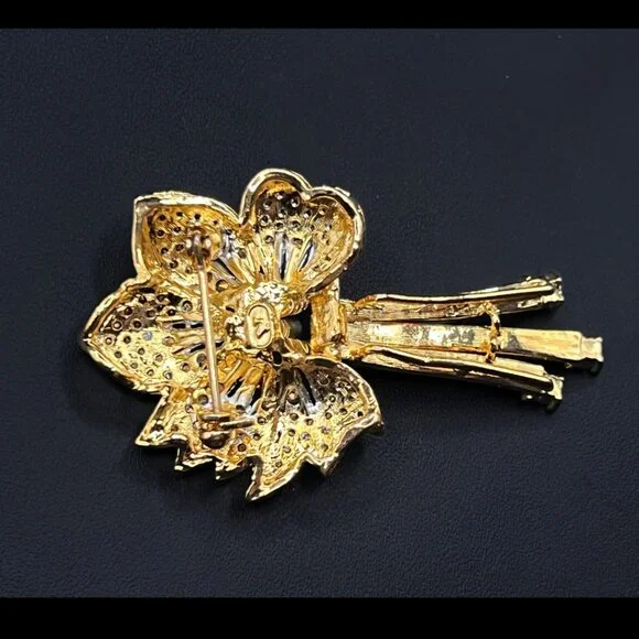 Vintage Flower Brooch Faux Blue Sapphire and Swarovski 18K Elec. Designer Signed - Picture 8 of 9